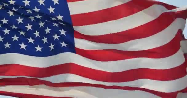 4k amerikanische Flagge flattert im Wind. — Stockvideo