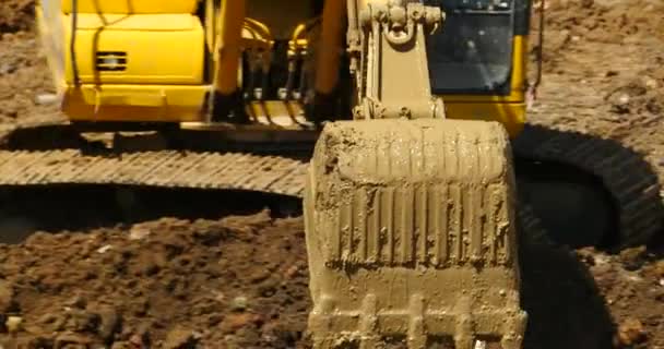 4 k 特写挖掘机工作 & 翻斗车在建筑工地，中国. — 图库视频影像