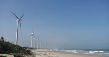 4k Offshore Yel değirmeni Sahilde, denizde, HaiNan Çin 'de yeşil enerji.