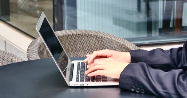 4k hombre Sentado en la cafetería al aire libre, página web ceja en el ordenador portátil, entrada de teclado . — Vídeos de Stock