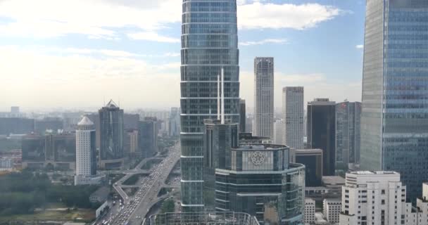 4k, tung trafik genom Beijings centrala affärsdistrikt, urban byggnad. — Stockvideo