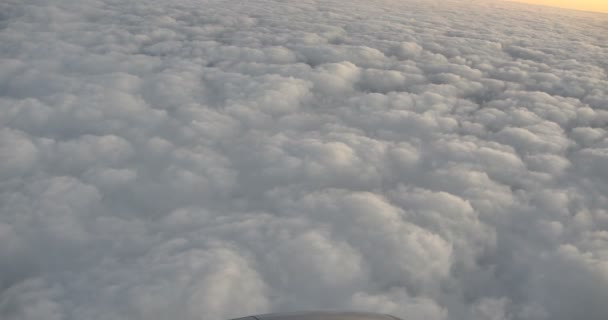 4k Luftaufnahme der Wolke durch das Flugzeugfenster. — Stockvideo