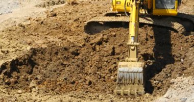 4 k closeup Ekskavatör çalışma ve damperli kamyon sitede inşaat, Çin.
