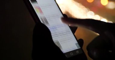 4 k tarama haber üstünde Smartphone Iphone, geceleri Web sitesinde arama bilgileri.