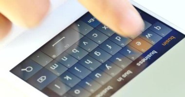 4 k Smartphone Typing/manifatura, parmak çalışma dokunmatik cep telefonu e-posta yazarak.