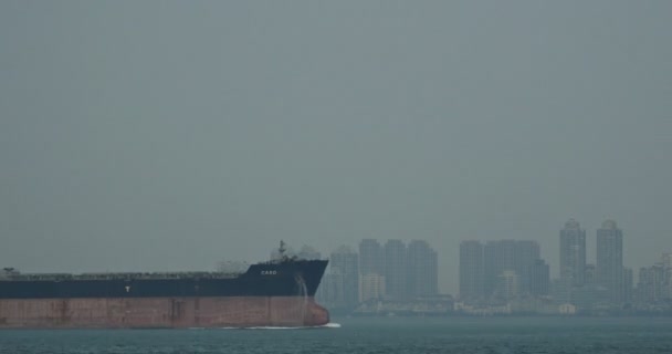 4k timelapse Navio petroleiro enorme do recipiente no oceano, fundo moderno do edifício — Vídeo de Stock