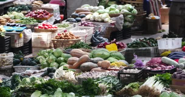 Mercado de comércio de vegetais e frutas ao ar livre 4k grande em Shangri-La, China . — Vídeo de Stock