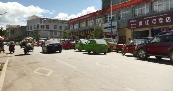 4k puesto de frutas y tienda de comestibles en la calle Shangri-La, la multitud ocupada, China . — Vídeos de Stock