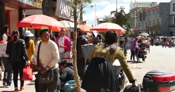 4 stoisko owoce k & spożywczy przechowywać w Shangri-La street, tłum zajęty, Chiny. — Wideo stockowe