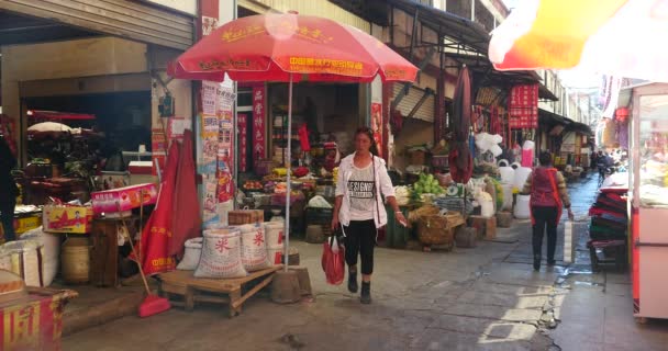 4k La multitud residente ocupada caminando en el mercado en la calle Shangri-La, China . — Vídeos de Stock