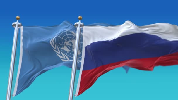 Bandeiras sem emenda das Nações Unidas e da Rússia 4k com fundo azul do céu, ONU RUS . — Vídeo de Stock