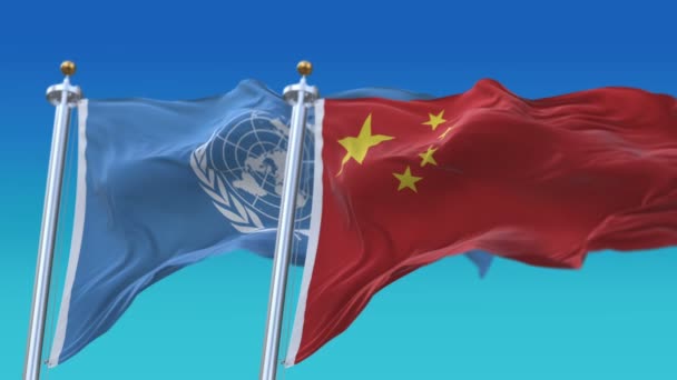 4k zökkenőmentes Egyesült Nemzetek és Kína zászlók kék eget háttér, un CHN CN. — Stock videók