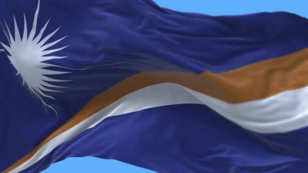 4k Islas Marshall Arrugas de la bandera nacional ondeando viento cielo sin costuras fondo . — Vídeo de stock