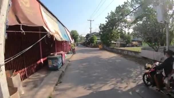 4k Radfahren in der Landstadt in Tailand. — Stockvideo
