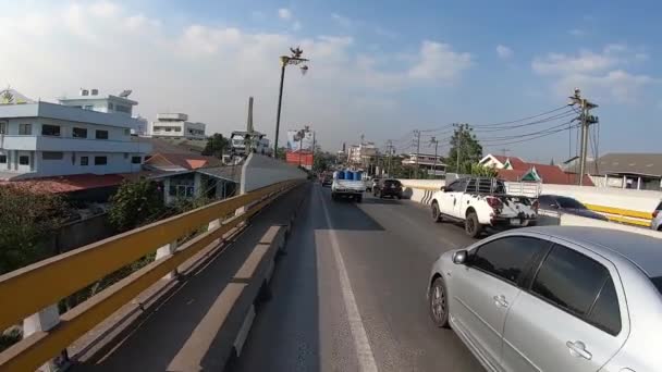 09,2020: 4k Cykling på bron i Tailand.Thailändsk stadstrafik. — Stockvideo