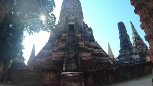 Parc historique 4k Ayutthaya, temple bouddhiste Wat Chaiwatthanaram en Thaïlande . — Video