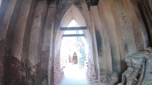 Parc historique 4k Ayutthaya, temple bouddhiste Wat Chaiwatthanaram en Thaïlande . — Video