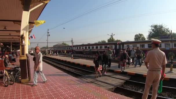 4k Turyści czekać na pociąg, aby wejść na stację w Ayutthaya stacji kolejowej, — Wideo stockowe