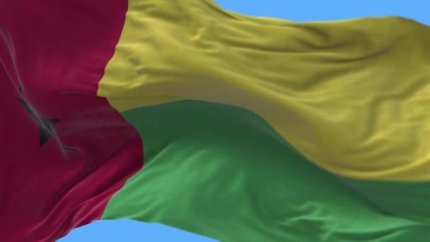 4kギニアビサウ国旗のしわが風を振って空シームレスループ背景 — ストック動画