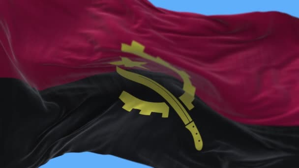 4 к Ангола Национальный флаг морщины размахивая ветром небо бесшовные петли фон . — стоковое видео