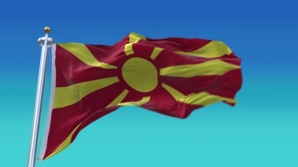 4k Macedonia del Norte Bandera Nacional arrugas sin costuras ondeando viento cielo fondo . — Vídeos de Stock