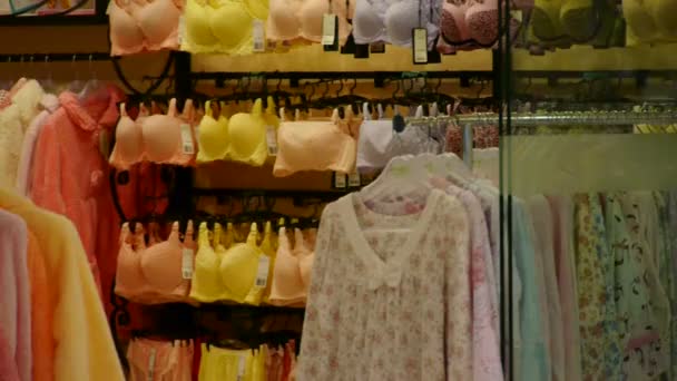 Viele BHs, Pyjamas im Dessous-Geschäft. — Stockvideo