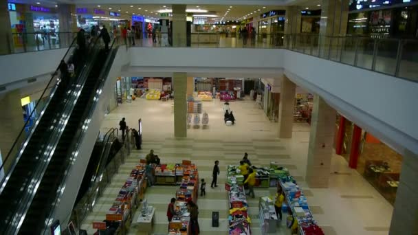 Ascensore nella scena dei centri commerciali, ambiente urbano moderno . — Video Stock