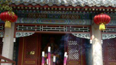 Taocu heykeller kapıda Buda, tütsü yakan tütsü, kırmızı fener, kazan