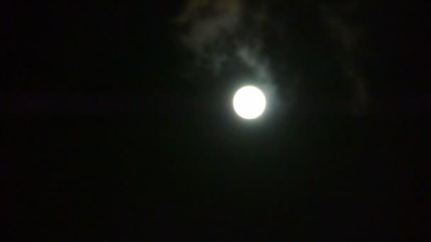 Luna llena a través de nubes, vuelo nocturno sobre nubes, misteriosa escena de hadas. — Vídeo de stock