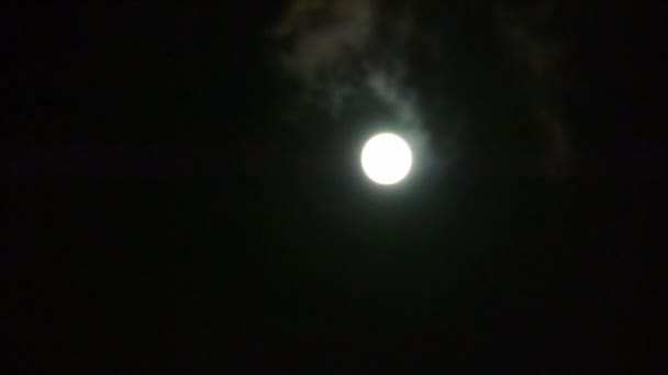 Pleine lune à travers les nuages, vol de nuit au-dessus des nuages, mystérieuse scène féerique.