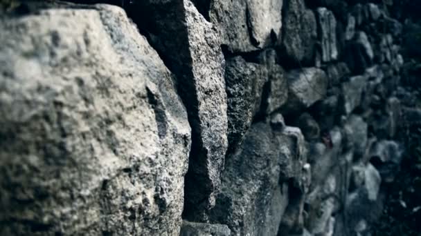 Muro di pietra e vicolo tortuoso in montagna . — Video Stock