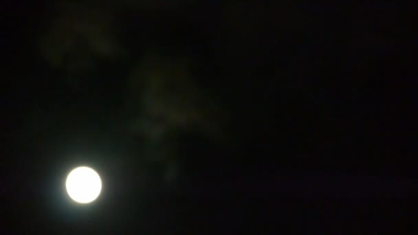 Luna llena a través de nublado, vuelo nocturno sobre nubes y humo, misterioso país de hadas — Vídeo de stock
