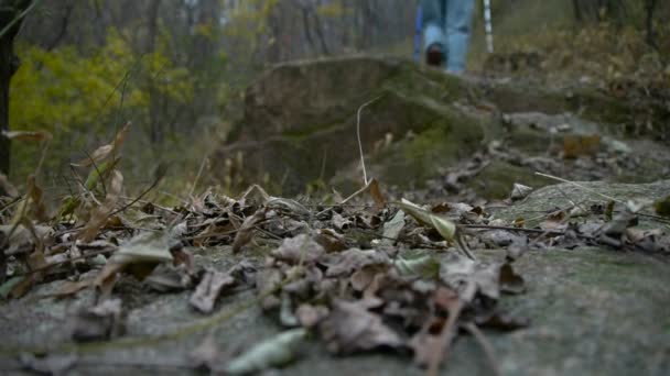 Seul grimpeur marchant sur la route de montagne . — Video