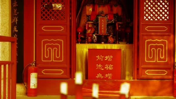 Taoistycznych posągi Buddy w drzwi, palenie kadzidła w kadzielnicą, wiatr dymu. — Wideo stockowe