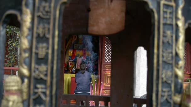 A woman burning incense,bowed,devout worship,Wind of smoke. — Stock Video