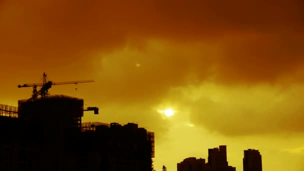 Nuvens cobrem o céu do sol, construindo arranha-céus, silhueta da casa, nascer do sol, pôr do sol . — Vídeo de Stock