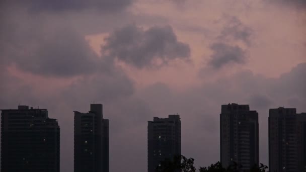 Le nuvole scure coprono il cielo di sera, costruendo grattacieli, silhouette della casa . — Video Stock