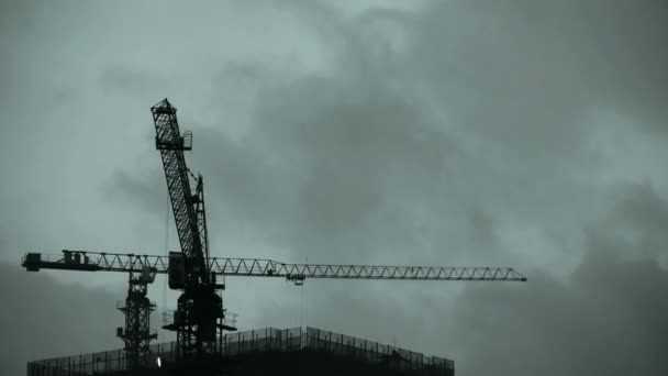 Dunkle Wolken bedecken den Himmel am Abend, Hochhaus, Häusersilhouette. — Stockvideo