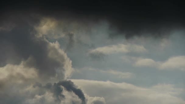 Espetaculares nuvens cobrem céu, Altocumulus, crepúsculo. — Vídeo de Stock