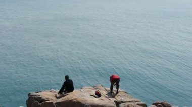 Resif üzerinde balık adam.