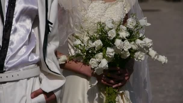 Sposo e sposa insieme, Sposa con un mazzo di fiori . — Video Stock