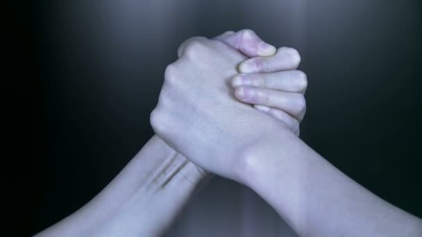 Deux personnes en jeu de lutte à la main . — Video