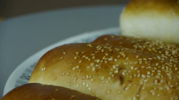 Rotatie van heerlijk brood. — Stockvideo