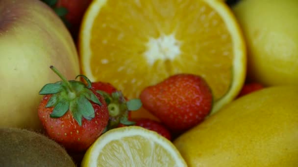 Περιστροφή νόστιμο πιάτο φρούτων. — Αρχείο Βίντεο