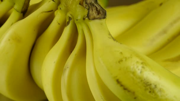 おいしいバナナフルーツプレートの回転. — ストック動画