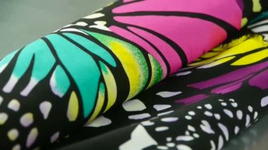 ipek kumaş, kelebek deseni.