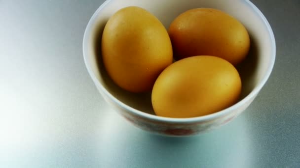Eieren in een kom. — Stockvideo