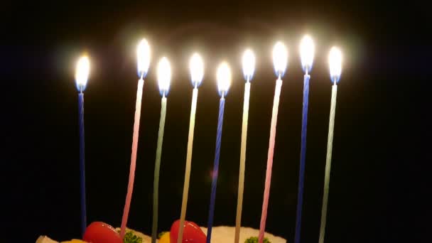 케이크에 촛불을 조명. — 비디오