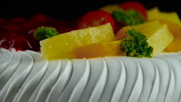 Lahodný ovocný dort, třešeň, rajče, ananas. — Stock video