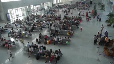 Birçok kişi meşgul bekleyen hall.entrance Havaalanı ve tren station.timelapse için.